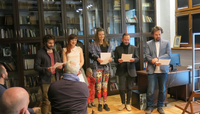 Aktorzy Teatru Polskiego w Podziemiu, Teatru Kombinat oraz Teatru Układ Formalny odczytują orędzie na Międzynarodowy Dzień Teatru 2019