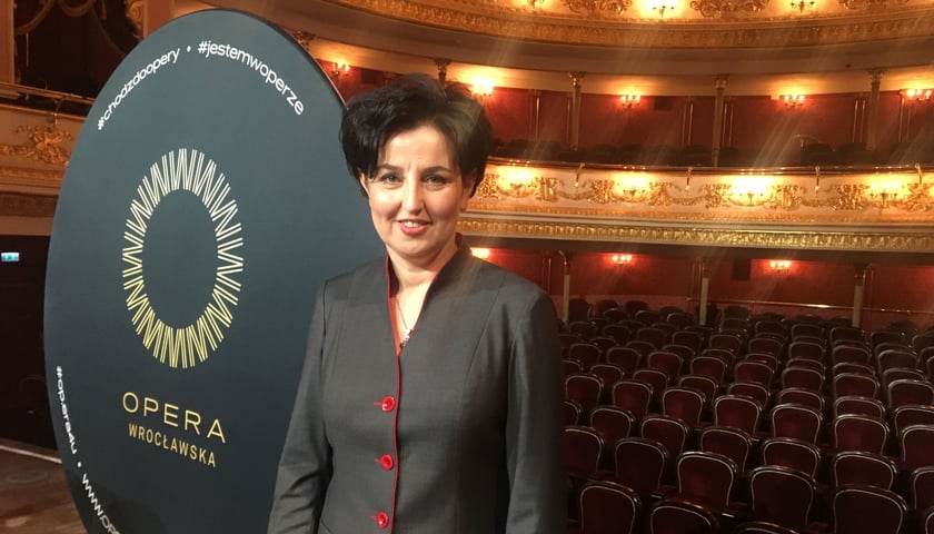 Na zdjęciu dyrektor Opery Wrocławskiej Agnieszka Franków-Żelazny na scenie teatru