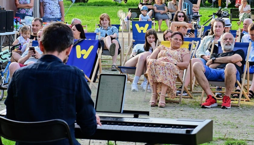 Pierwszy koncert z cyklu "Muzyka w podwórku" zabrzmiał na Gaju w tak zwanym parku Słonecznym 