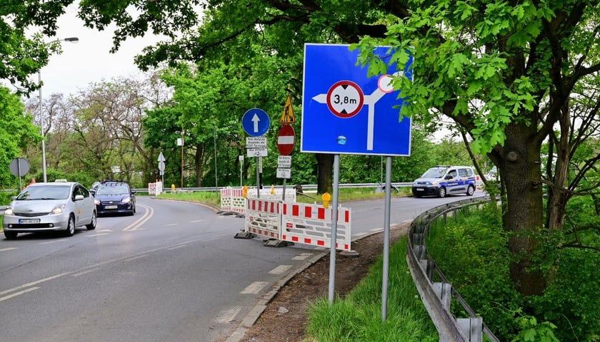 Powiększ obraz: Zamknięta ulica Gazowa na Brochowie. Początek remontu wiaduktów (zdjęcie z sobotniego popołudnia 9 maja)