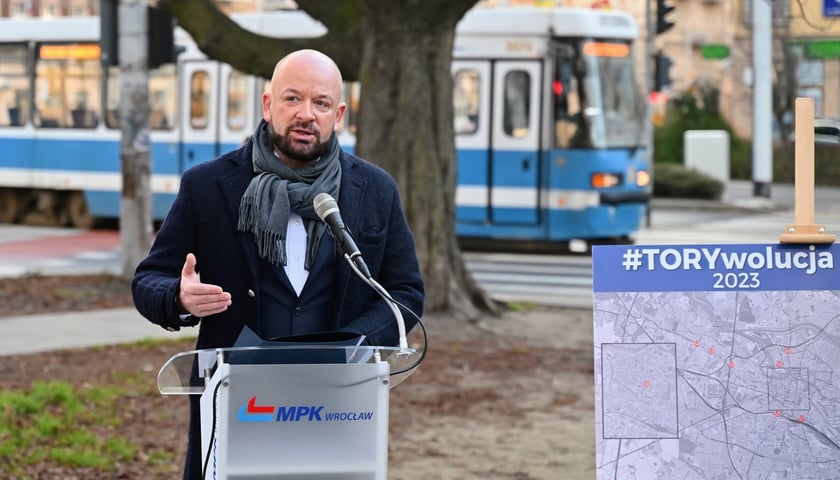 Jacek Sutryk, prezydent Wrocławia, konferencja MPK, podsumowująca i zapowiadająca #TORYwolucję