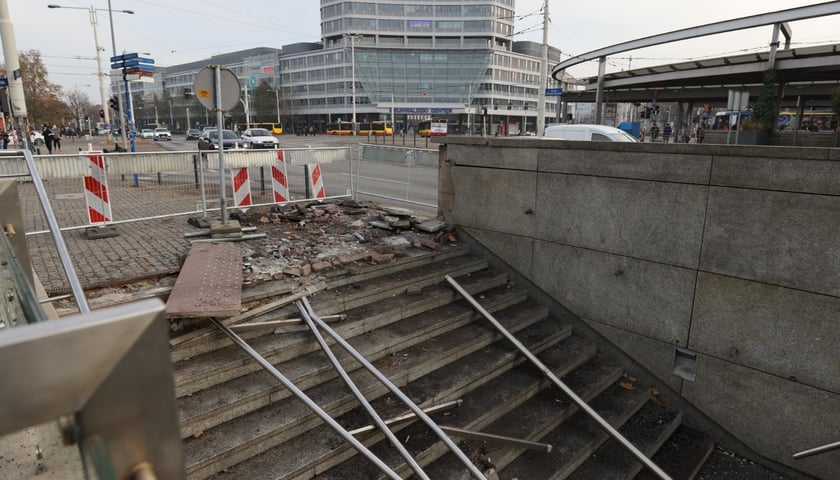 Zejście przy Pasażu Grunwaldzkim po wypadku w listopadzie