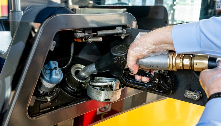 Powiększ obraz: Na zdjęciu nalewanie paliwa do baku autobusu / zdjęcie ilustracyjne