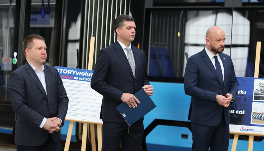 Miejski skarbnik i przewodniczący rady nadzorczej MPK Marcin Urban, wiceprezes MPK Przemysław Nowicki i prezydent Wrocławia Jacek Sutryk.