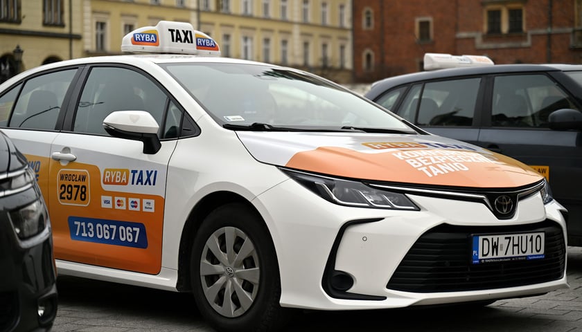 Legalna taksówka ? rusza nowa kampania we Wrocławiu. Zeskanuj kod, zanim wsiądziesz. Zdjęcia z oficjalnej konferencji prasowej