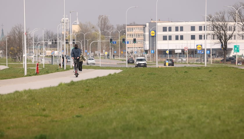 Konferencja prasowa z podpisania umowy na budowę trasy autobusowej na Jagodno.