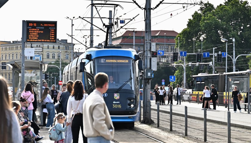 Powiększ obraz: Linia nr 12 to stare 33. Kursuje w relacji Sępolno - Kozanów.