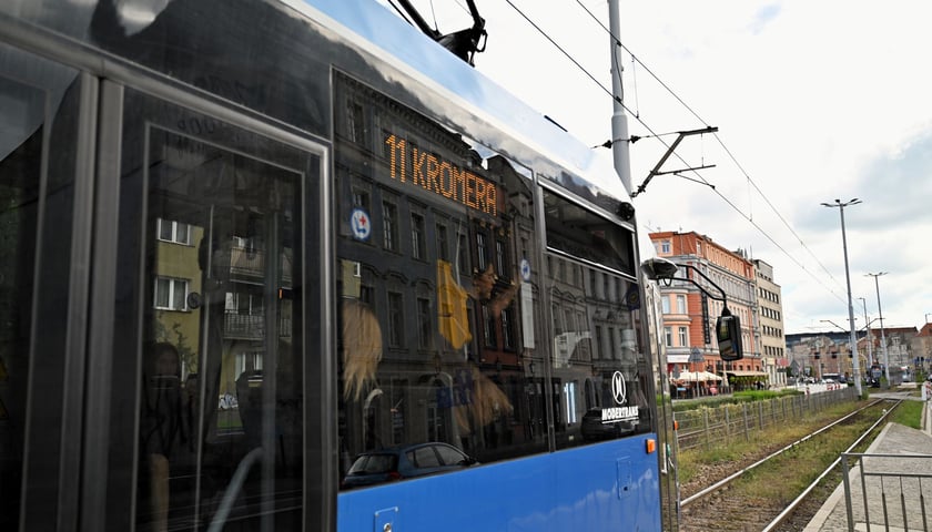 Powiększ obraz: <p>Tramwaj linii 11 na przystanku Zamkowa. Nową trasą "jedenstka" jeździ od niedzieli 3 września.</p>