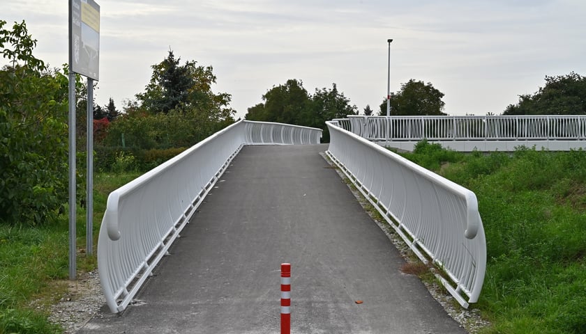 Kładka nad Ślęzą łącząca Muchobór Mały z Muchoborem Wielkim.