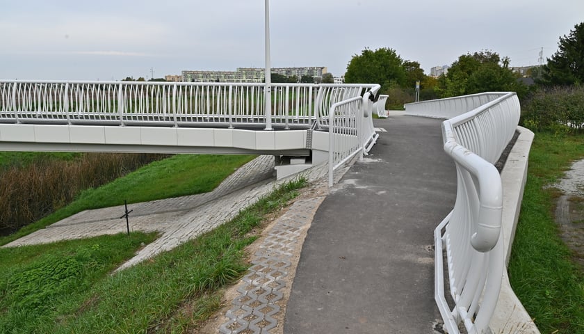 Kładka nad Ślęzą łącząca Muchobór Mały z Muchoborem Wielkim.