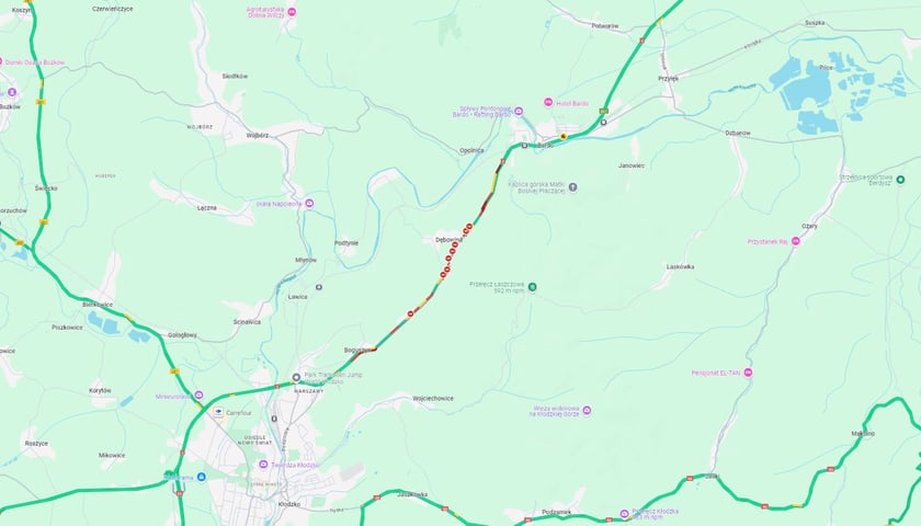 Powiększ obraz: Na mapie, na czerwono zaznaczono korek na drodze krajowej nr 8