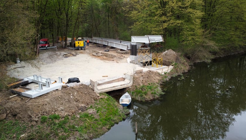 Powiększ obraz: Budowa kładki nad Widawą