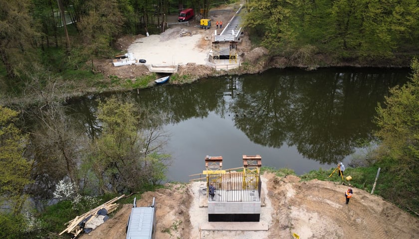 Powiększ obraz: Budowa kładki nad Widawą