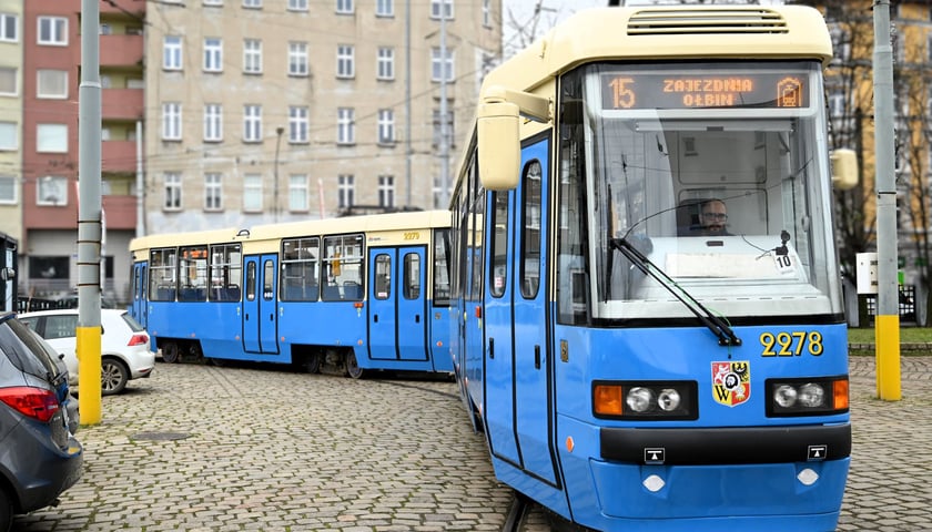 Powiększ obraz: Konstal serii 105 - te chorzowskie wozy stanowiły podstawę komunikacji tramwajowej w polskich miastach. Produkowane od lat 70. do początku lat 90. Jeżdżą do dziś, nie tylko po Wrocławiu