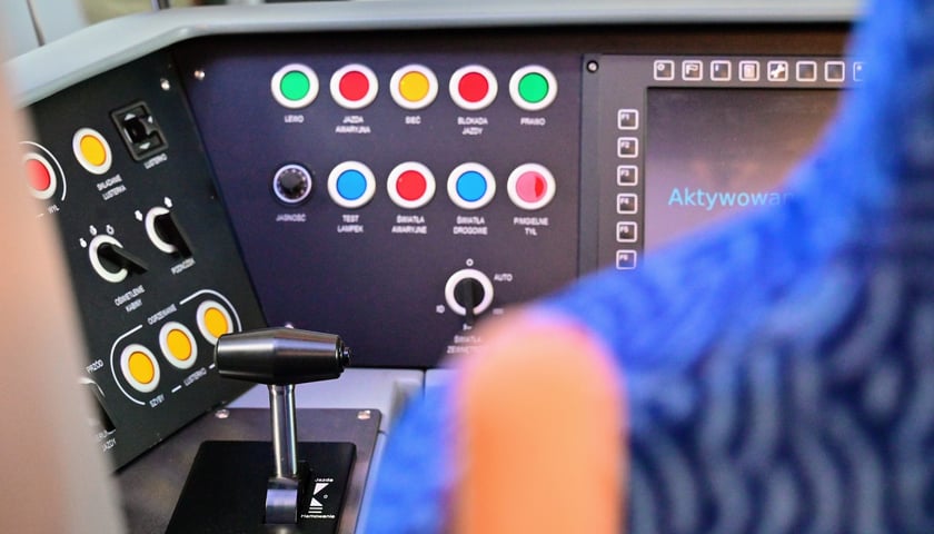 Powiększ obraz: Kabina motorniczego w zmodernizowanej Skodzie 19T