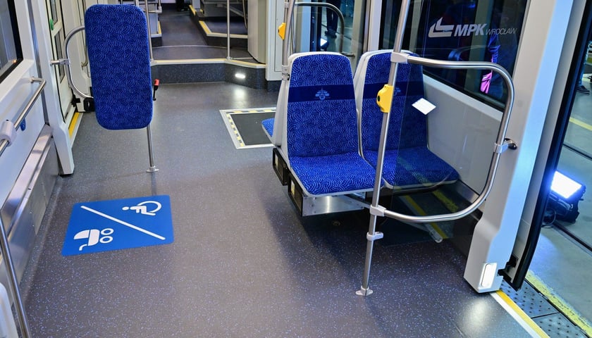 Powiększ obraz: Wnętrze zmodernizowanej Skody 19T