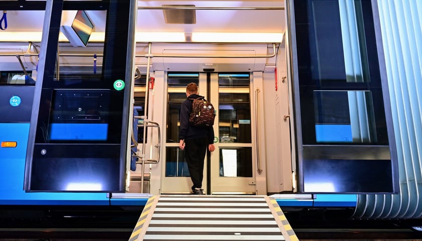 Powiększ obraz: Prezentacja pierwszej zmodernizowanej Skody 19T na zajezdni Borek