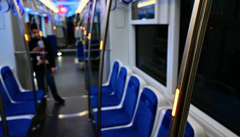 Powiększ obraz: W trakcie modernizacji Skody 19T w poręczach zostały zamontowane żółte światełka - ułatwiają one przemieszczanie się po tramwaju osobom niedowidzącym 