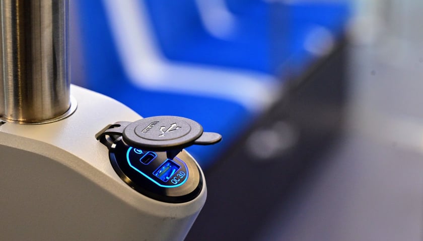 Powiększ obraz: Gniazdo do ładowania smartfonów