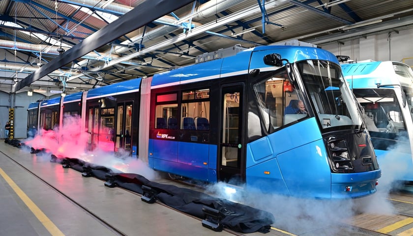 Powiększ obraz: Prezentacja pierwszej zmodernizowanej Skody 19T na zajezdni Borek