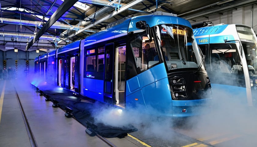 Powiększ obraz: Prezentacja pierwszej zmodernizowanej Skody 19T na zajezdni Borek