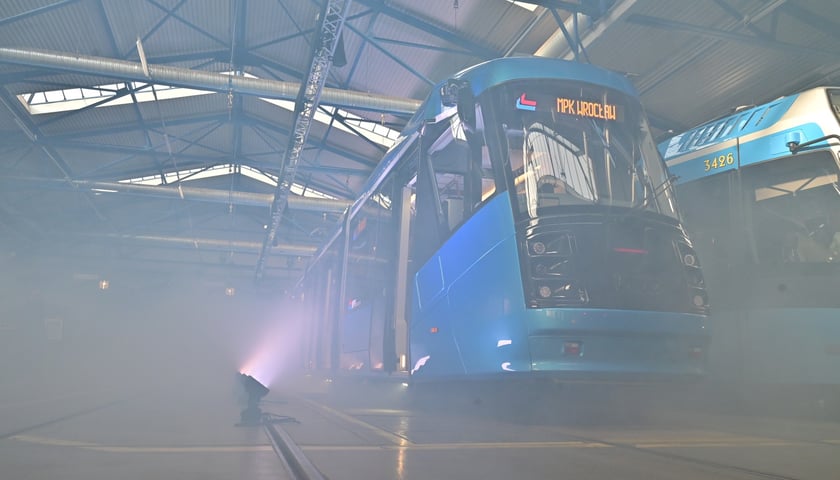 Powiększ obraz: Prezentacja pierwszej zmodernizowanej Skody 19T na zajezdni Borek