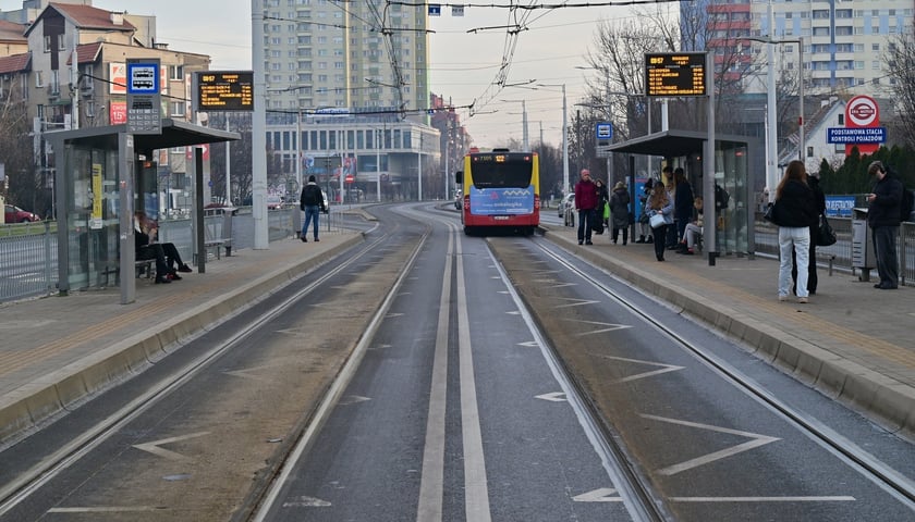 Powiększ obraz: Początek wydzielonej trasy autobusowo-tramwajowej na ulicy Strzegomskiej - przystanek 