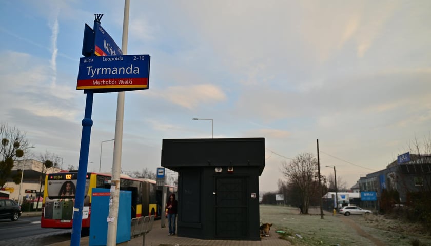 Powiększ obraz: Skrzyżowanie Mińskiej z Tyrmanda. Buspas prawdopodobnie będzie przebiegał w miejscu, gdzie widać kiosk i przystanek autobusowy 