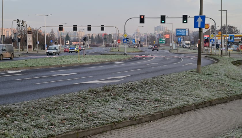 Powiększ obraz: Zachowana przestrzeń pod komunikację zbiorową między ulicą Tyrmanda a rondem Pileckiego&nbsp;