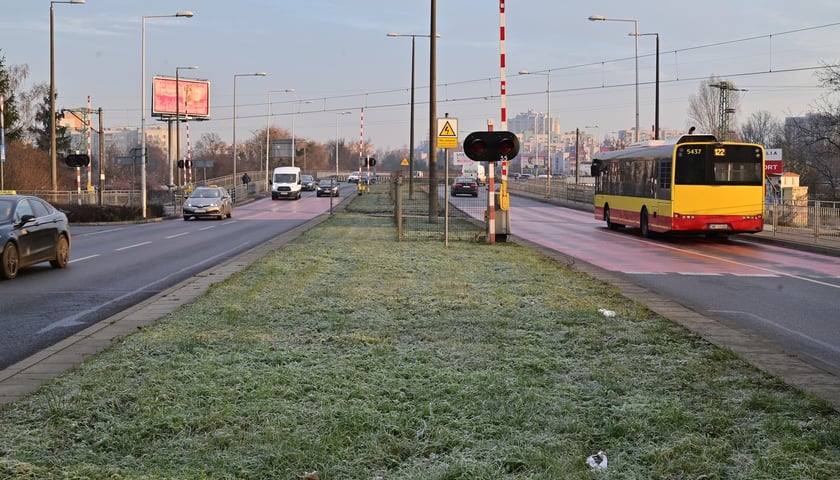 Powiększ obraz: Za rondem Pileckiego zaczyna się ulica Strzegomska. Przestrzeń na buspas jest między jezdniami. Ulicę przecina linia kolejowa 751. To przeszkoda na razie nie do pokonania dla tramwaj&oacute;w, ale buspas może tu powstać&nbsp;