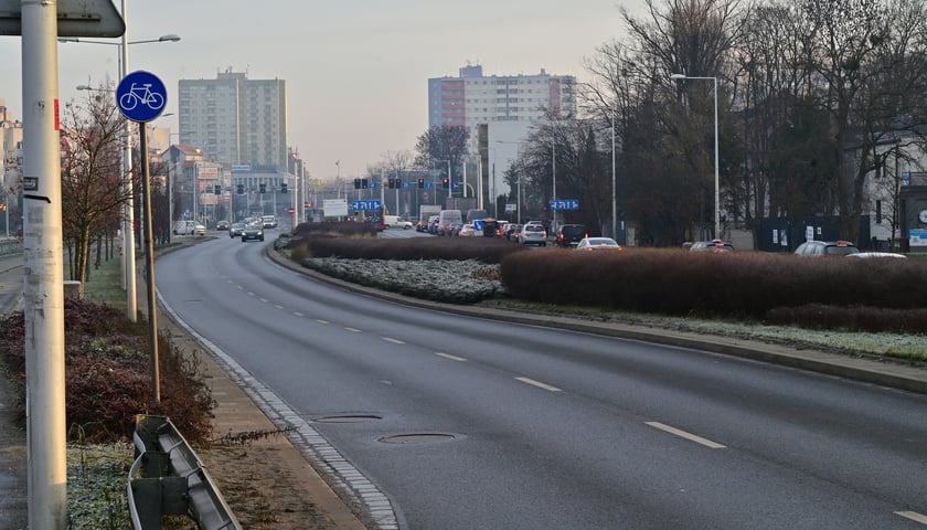 Powiększ obraz: Ulica Strzegomska przed skrzyżowaniem z Rogowską. Tu buspas biec będzie między jezdniami&nbsp;