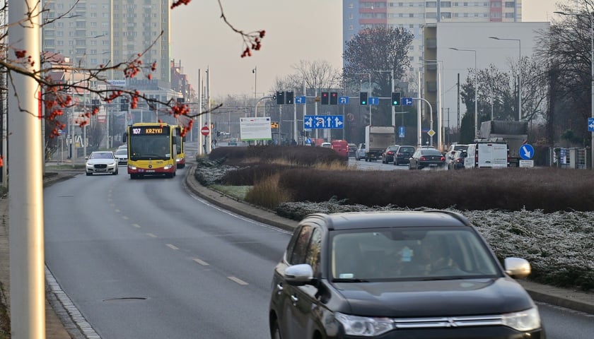 Powiększ obraz: Ulica Strzegomska przed skrzyżowaniem z Rogowską. Tu buspas biec będzie między jezdniami&nbsp;