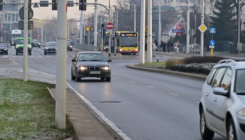 Powiększ obraz: Ulica Strzegomska przed skrzyżowaniem z Rogowską. Tu buspas biec będzie między jezdniami i wpinać się będzie w istniejącą trasę autobusowo-tramwajową (na zdjęciu widać autobus stojący na jej początku)&nbsp;