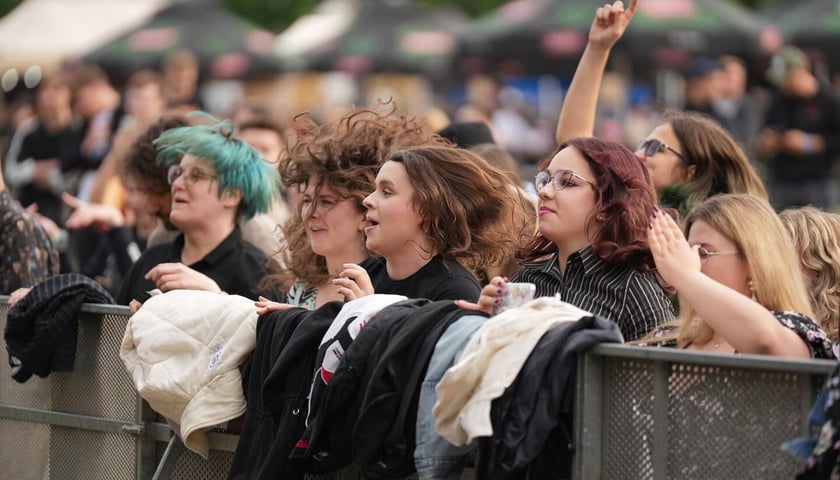 <p>Na zdjęciu studenci bawiący się podczas Juwenali&oacute;w Politechniki Wrocławskiej w 2025 roku</p>