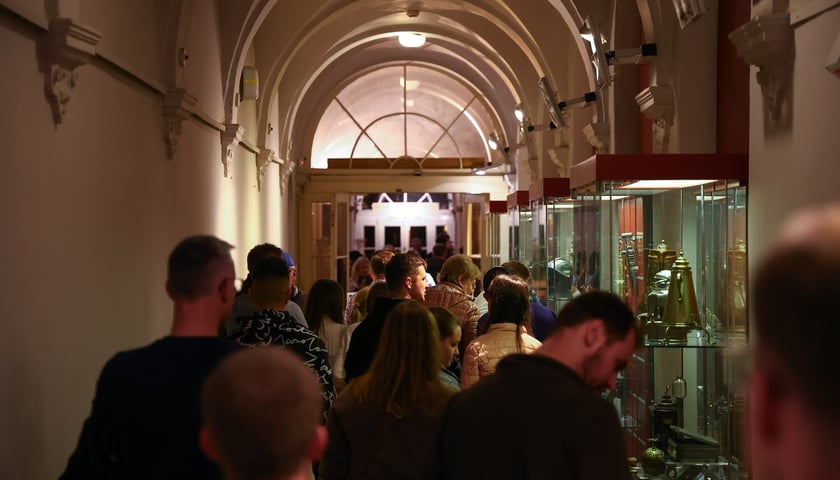 Zwiedzający w gł&oacute;wym gmachu Muzeum Narodowego&nbsp;