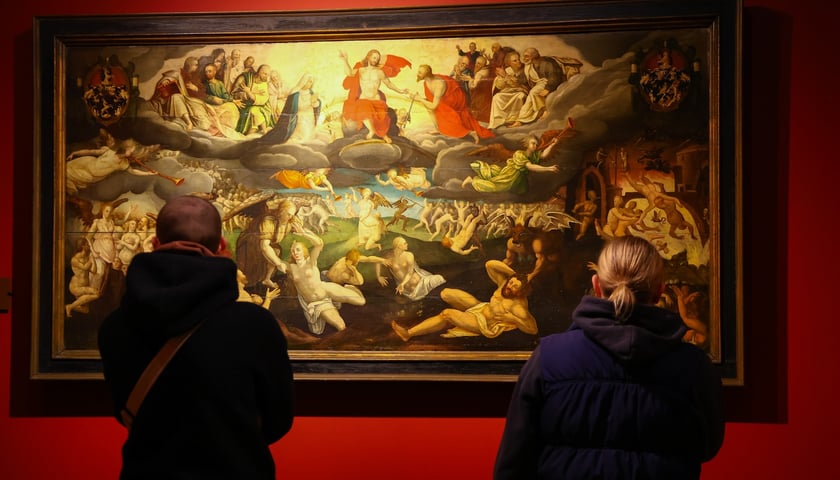 Zwiedzający w gł&oacute;wym gmachu Muzeum Narodowego&nbsp;