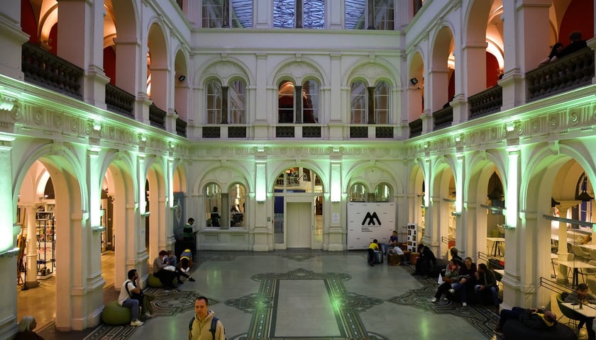 Zwiedzający w gł&oacute;wym gmachu Muzeum Narodowego&nbsp;