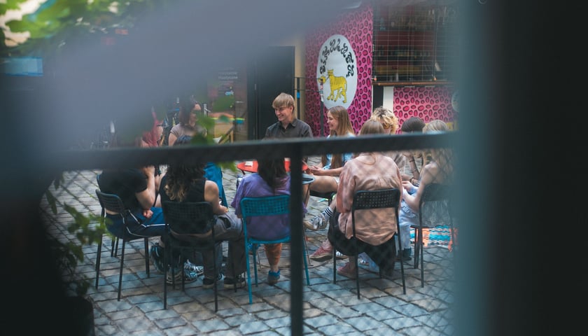 Uczestnicy warsztatów w pracy na Podwórku Neonów Ruska 46