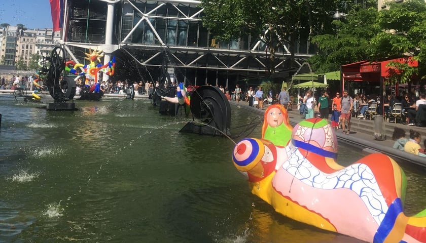 <p>Fontanna z dziełami Niki de Saint Phalle w Paryżu</p>