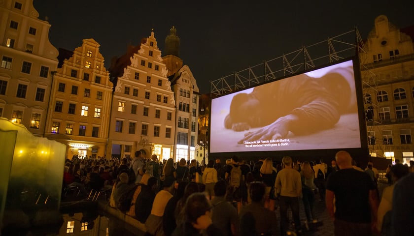 <p>Kino plenerowe festiwalu Nowe Horyzonty w Rynku</p>