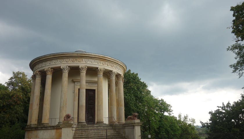 <p>Świątynia Sybilli w parku w Puławach</p>