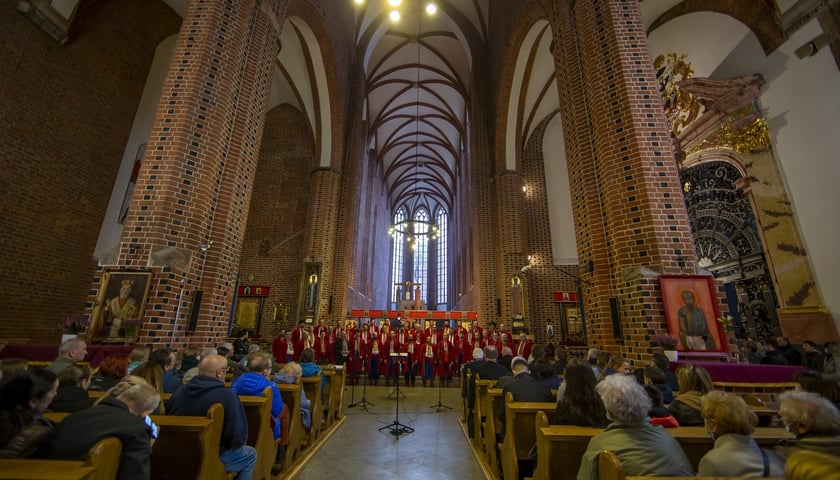 Powiększ obraz: Koncert chóru Żurawli we Wrocławiu
