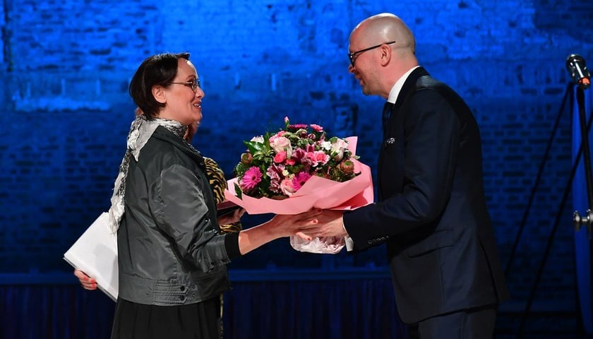 Powiększ obraz: Anna Nabiałkowska odbiera gratulacje od wiceprezydenta Jakuba Mazura
