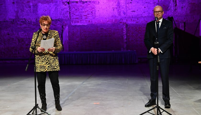 Powiększ obraz: Na scenie Wanda Ziembicka-Has ? pomysłodawczyni i realizatorka Księgi oraz wiceprezydent Wrocławia Jakub Mazur