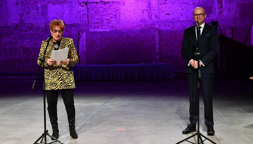 Na scenie Wanda Ziembicka-Has ? pomysłodawczyni i realizatorka Księgi oraz wiceprezydent Wrocławia Jakub Mazur