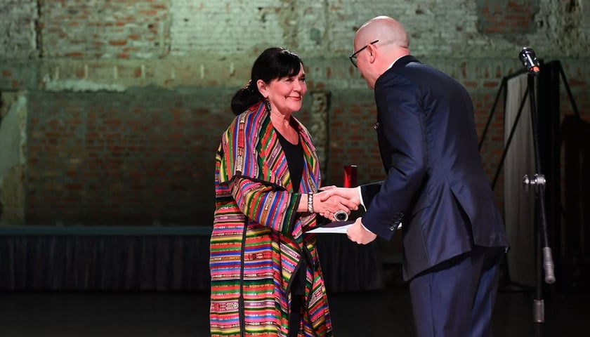 Anna Kramarczyk odbiera medal ?Merito de Wratislavia? od wiceprezydenta miasta Jakuba Mazura