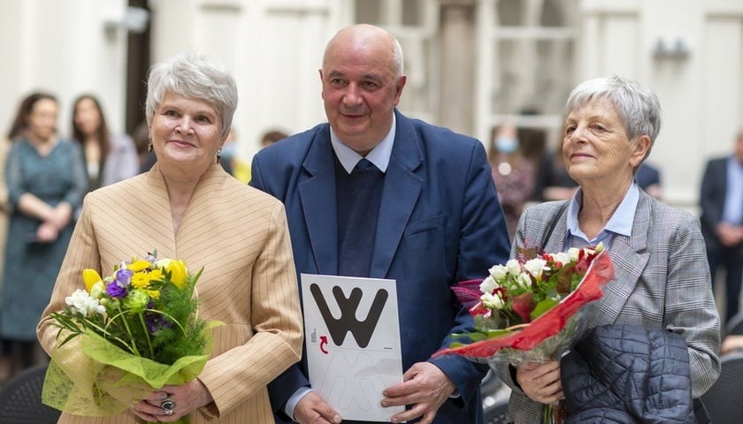 Od lewej: Alina Drapella-Hermansdorfer, dr hab Piotr Oszczanowski oraz Maria Jeżewska