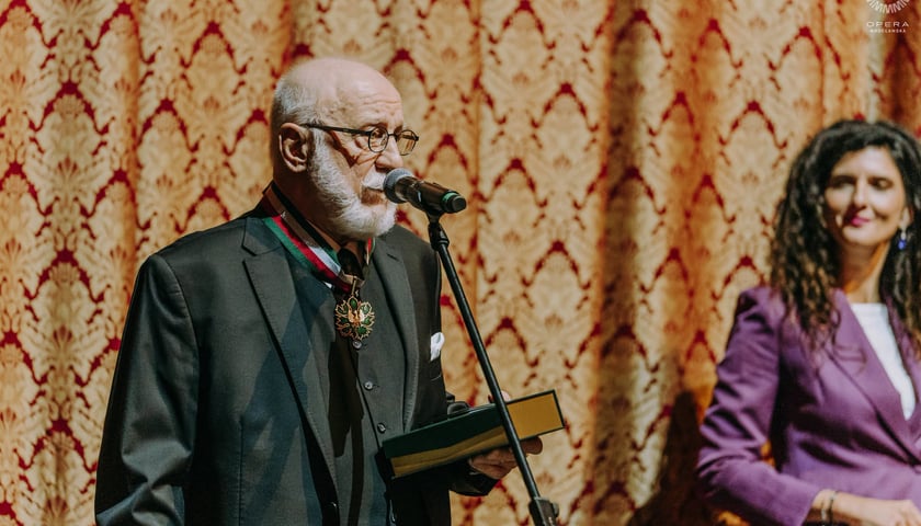 <p>Uroczyste wręczenie Krzysztofowi Gosztyle Złotego Medalu &bdquo;Zasłużony Kulturze Gloria Artis"</p>