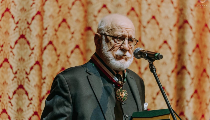 na zdjęciu Krzysztof Gosztyła nagrodzony Złotym Medalem „Zasłużony Kulturze Gloria Artis".