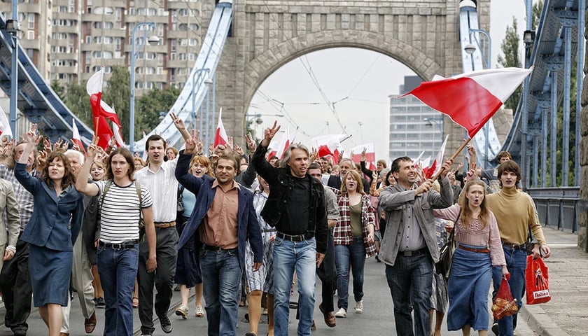 Scena z filmu "80 milionów" kręcona na Moście Grunwaldzkim we Wrocławiu. 
